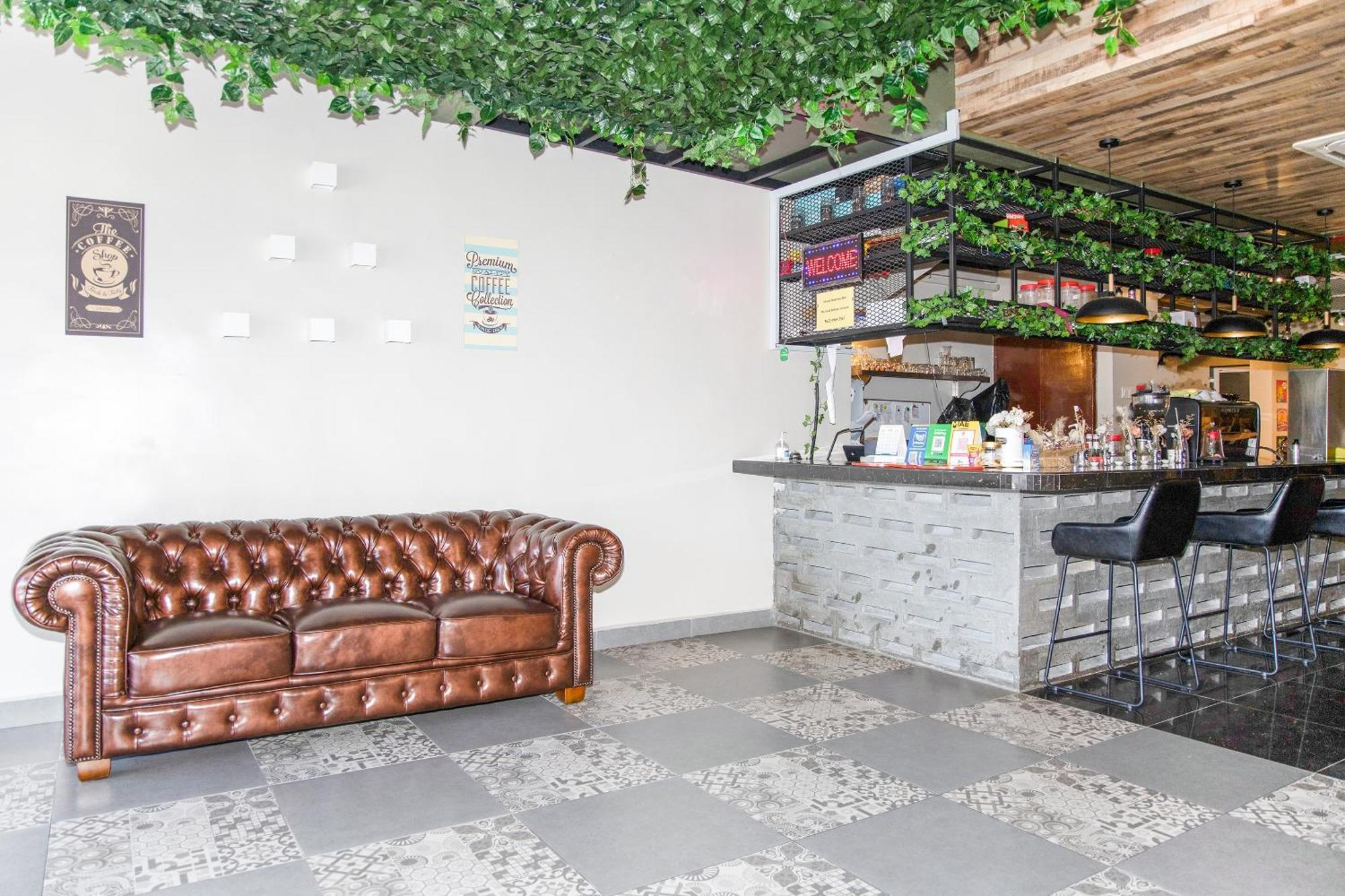 Capital O 90406 Mirani Hotel أمبانغ المظهر الخارجي الصورة